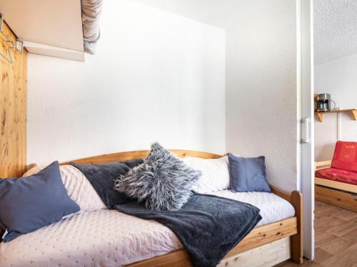 - un canapé avec des oreillers bleus et blancs dans l'établissement Apartment Lauzières 616 by Interhome, à Val Thorens