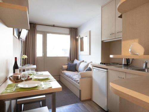 ヴァル・トランスにあるApartment Vanoise-1 by Interhomeの小さなアパートメントで、キッチン、リビングルーム(ソファ付)が備わります。