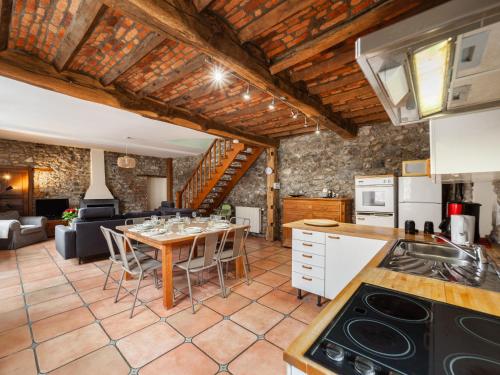 Il comprend une cuisine et un salon avec une table et des chaises. dans l'établissement Holiday Home La Bastide by Interhome, à Thy-le-Bauduin