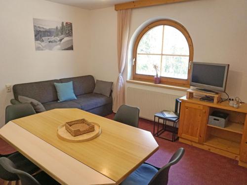 TV a/nebo společenská místnost v ubytování Apartment Conny-1 by Interhome