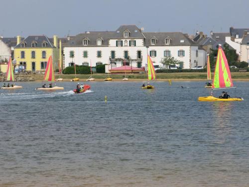 un groupe de bateaux à voile dans l'eau dans l'établissement Apartment Raffinement- confort et vue Mer by Interhome, à Étel