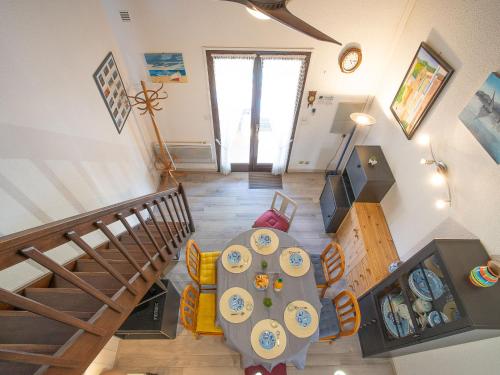 d'un salon avec une table. dans l'établissement Holiday Home Le Hameau des Bougainvilliers by Interhome, à Saint Cyprien Plage