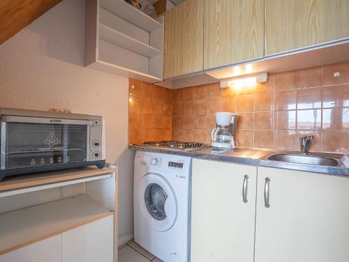 une cuisine avec une machine à laver et un évier dans l'établissement Apartment Port au Prince by Interhome, à Saint Cyprien Plage