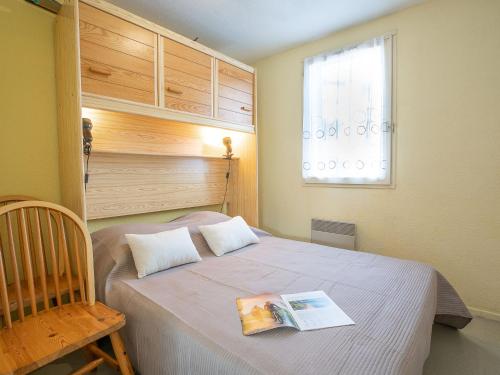 - une chambre avec un lit et un livre dans l'établissement Apartment Les Mas de La Mer-1 by Interhome, à Saint Cyprien Plage