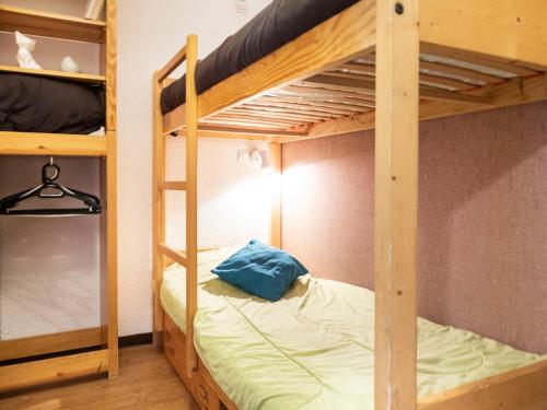 - une chambre avec 2 lits superposés et un oreiller bleu dans l'établissement Apartment Arcelle 308 by Interhome, à Val Thorens