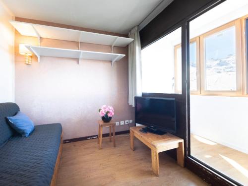 un salon avec un canapé et une télévision dans l'établissement Apartment Arcelle 308 by Interhome, à Val Thorens