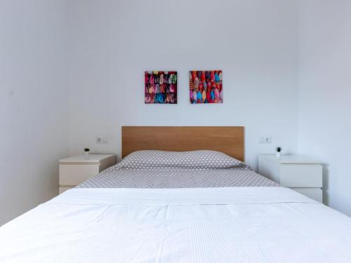 1 dormitorio blanco con 1 cama blanca y 2 mesitas de noche en Apartment Terecel Salou-15 by Interhome, en Salou