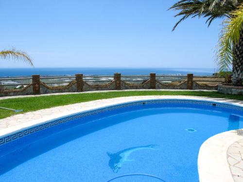 モトリルにあるHoliday Home Villa Pepe by Interhomeの海を背景にしたスイミングプール