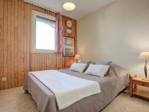 une chambre avec un grand lit avec une fenêtre dans l'établissement Apartment Les Mas de La Mer-3 by Interhome, à Saint Cyprien Plage