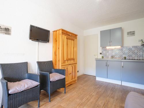 Il comprend un salon avec deux chaises et une cuisine. dans l'établissement Studio Les Bastides de Grand Stade-1 by Interhome, à Saint Cyprien Plage