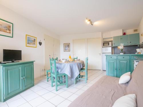 een keuken en eetkamer met een tafel en stoelen bij Apartment Les Goelettes-8 by Interhome in Saint Cyprien Plage