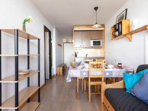un petit appartement avec une cuisine et un salon dans l'établissement Apartment Lauzières 308 by Interhome, à Val Thorens