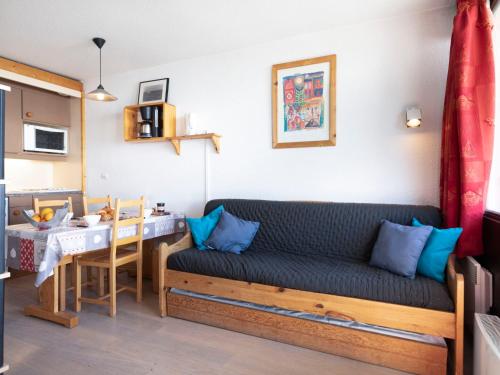 un salon avec un canapé et une table dans l'établissement Apartment Lauzières 308 by Interhome, à Val Thorens