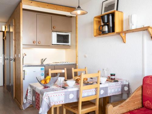 une cuisine avec une table avec un bol de fruits dessus dans l'établissement Apartment Lauzières 308 by Interhome, à Val Thorens