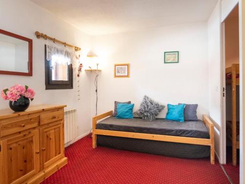 une chambre avec un lit avec des oreillers bleus dessus dans l'établissement Apartment Roche Blanche 83 by Interhome, à Val Thorens