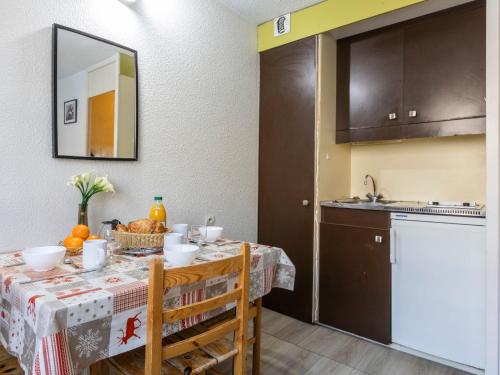 - une cuisine avec une table et une nappe dans l'établissement Apartment Roche Blanche 97 by Interhome, à Val Thorens