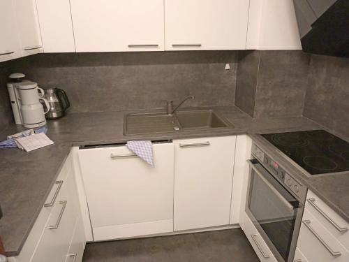 Apartment Birkenwald-9 by Interhomeにあるキッチンまたは簡易キッチン