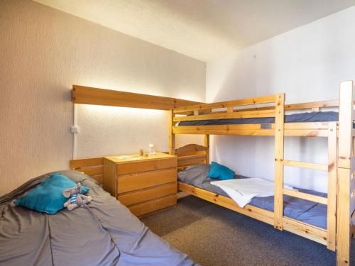 une chambre avec deux lits superposés et un bureau dans l'établissement Apartment Hauts De Chaviere A13 by Interhome, à Val Thorens