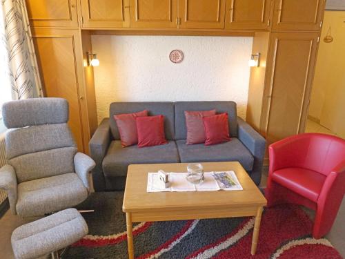 ein Wohnzimmer mit einem Sofa und einem Stuhl in der Unterkunft Apartment Birkenwald-3 by Interhome in Seefeld in Tirol