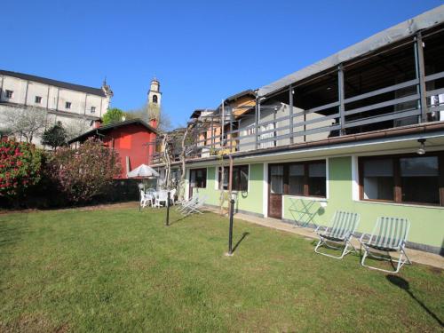ein Gebäude mit Stühlen im Gras davor in der Unterkunft Holiday Home Mauro I by Interhome in Trarego Viggiona