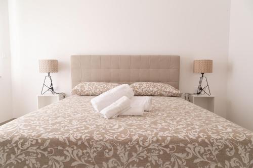 um quarto com uma cama com duas almofadas em Casa Anna by Home080 - Puglia Mia Apartments em Monopoli