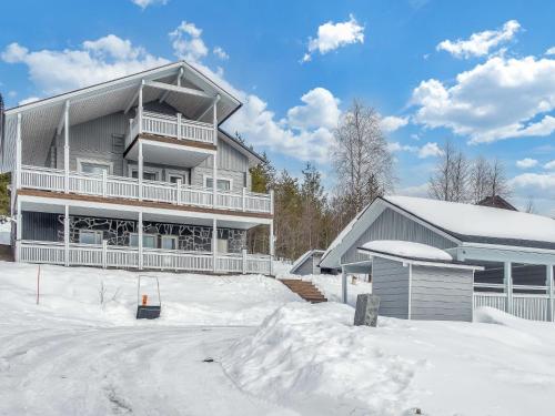 a house with snow in front of it at Holiday Home Saaruan aurinko by Interhome in Ruka
