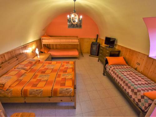 Habitación con 2 camas y TV. en Apartment Mariella by Interhome, en Mazzo di Valtellina