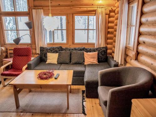 - un salon avec un canapé et une table dans l'établissement Holiday Home Yllästys 6 by Interhome, à Ylläsjärvi