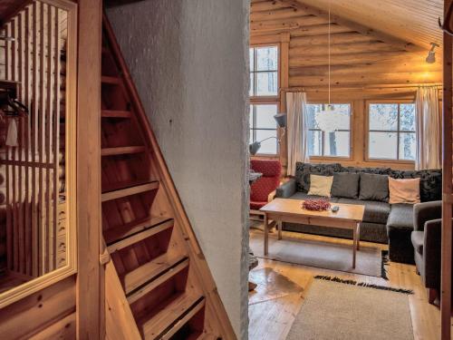 - un salon avec un canapé et un escalier dans une maison dans l'établissement Holiday Home Yllästys 6 by Interhome, à Ylläsjärvi