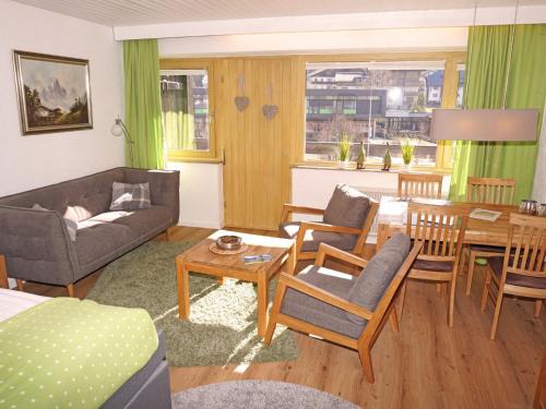 ein Wohnzimmer mit einem Sofa und einem Tisch in der Unterkunft Apartment Birkenwald-1 by Interhome in Seefeld in Tirol