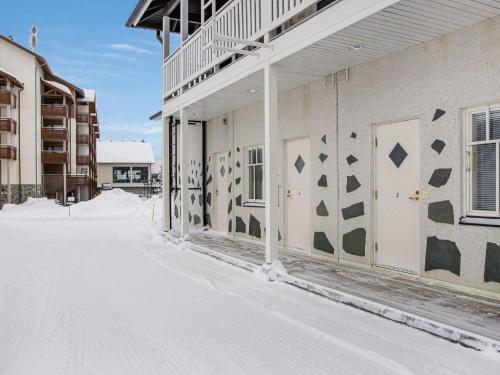 a building with a mural on the side of it in the snow at Holiday Home Vaeltajankulma huoneisto 3 by Interhome in Ylläs