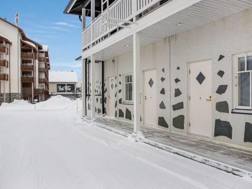a building with a mural on the side of it in the snow at Holiday Home Vaeltajankulma huoneisto 3 by Interhome in Ylläs
