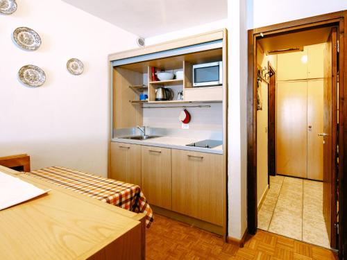 una pequeña cocina con fregadero y encimera en Apartment Solaria-2 by Interhome, en Campestrin