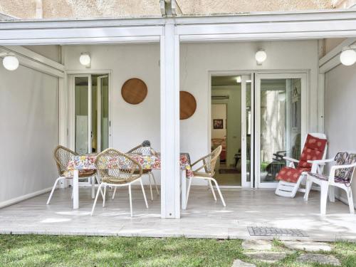 patio ze stołem i krzesłami w obiekcie Holiday Home Red Stones by Interhome w mieście Punta Ala