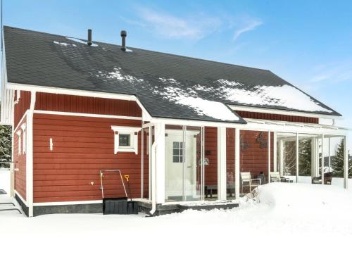 SonkaにあるHoliday Home Pyrykieppi by Interhomeの屋根に雪が積もった小さな赤い家