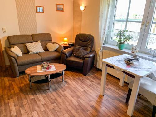 ein Wohnzimmer mit einem Sofa und einem Tisch in der Unterkunft Apartment Christians by Interhome in Blomberg