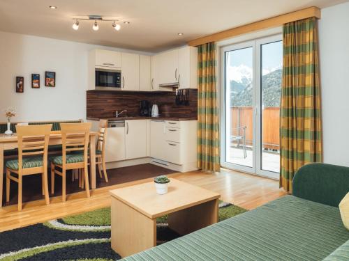 ein Wohnzimmer mit einer Küche und einem Esszimmer in der Unterkunft Apartment Ladis-1 by Interhome in Ladis
