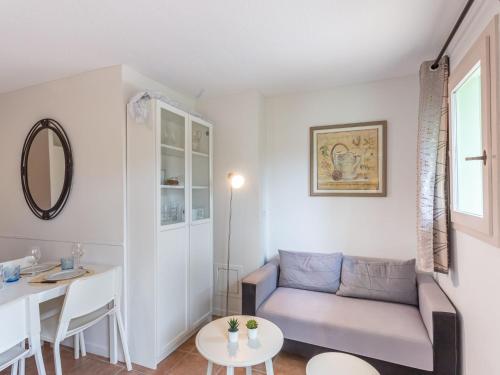 un salon avec un canapé et une table dans l'établissement Apartment Cap Négre - Domaine de la Pinède-4 by Interhome, à Aigue-Belle