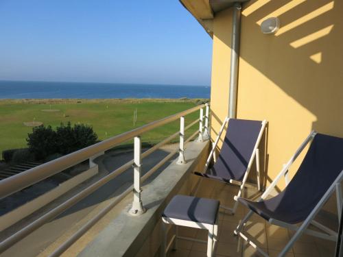 2 sillas en un balcón con el océano en el fondo en Apartment Pamplemousse Face Mer by Interhome, en Les Bains