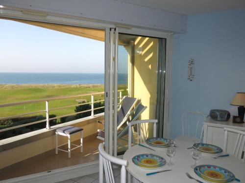 Un comedor con vista al mar en Apartment Pamplemousse Face Mer by Interhome, en Les Bains