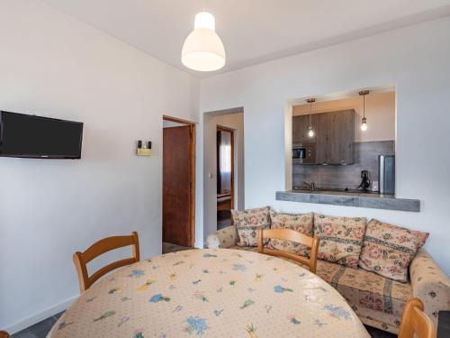 un salon avec un canapé et une table dans l'établissement Holiday Home Scorpina by Interhome, à Sari-Solenzara