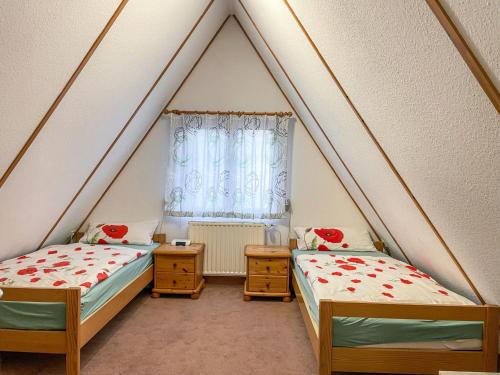 Postel nebo postele na pokoji v ubytování Chalet Waldglück by Interhome