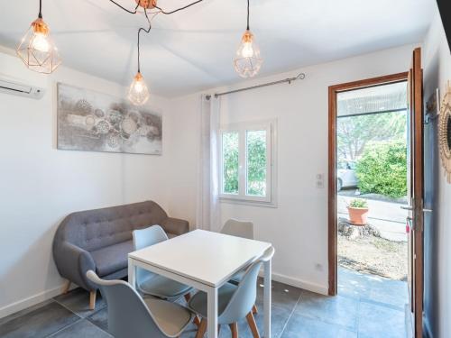 un salon avec une table et un canapé dans l'établissement Holiday Home Sepia by Interhome, à Sari-Solenzara