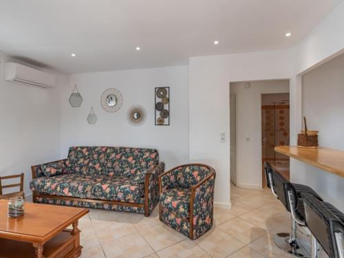 un salon avec un canapé et une table dans l'établissement Apartment Cappone by Interhome, à Sari-Solenzara