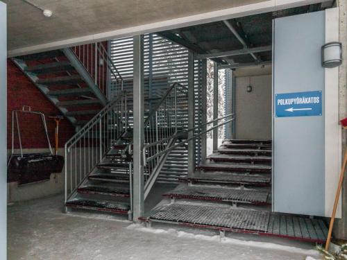 アカスロンポロにあるHoliday Home Yllästar 3 as 505 by Interhomeの看板付きの建物内の金属製階段