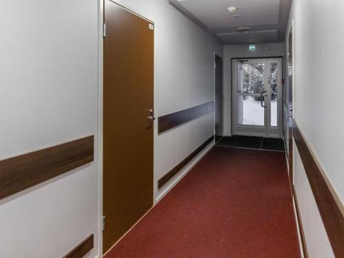 アカスロンポロにあるHoliday Home Yllästar 3 as 505 by Interhomeの赤い絨毯が敷かれた空き廊下