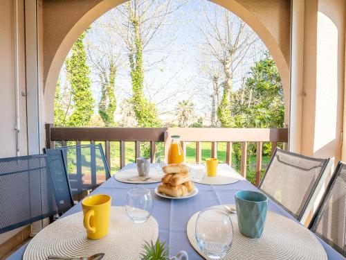 une table avec un chiffon bleu sur un balcon dans l'établissement Apartment Les Bastides de Grand Stade-9 by Interhome, à Saint Cyprien Plage