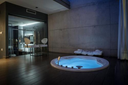 a bathroom with a tub in the middle of a room at Shhh in Onda