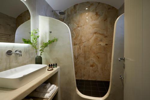 Un baño de Mountain and Sea Suites