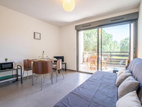 un salon avec un canapé et une table dans l'établissement Apartment Le Golf Clair-15 by Interhome, à Saint-Cyprien